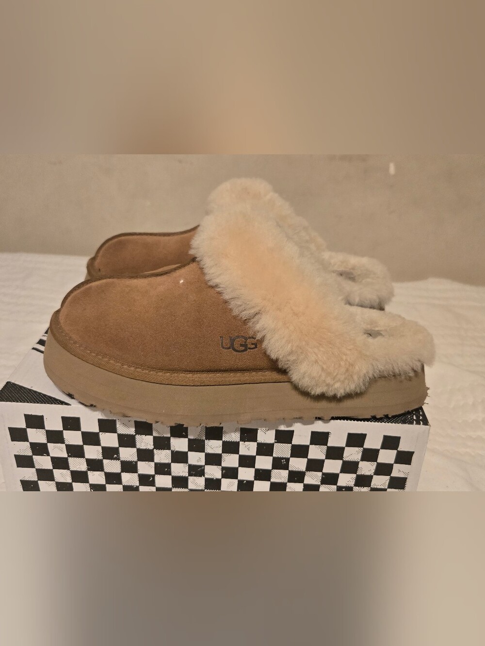 UGG Women's Chestnut Suede Shearling Clog - Natural Shearling Trim